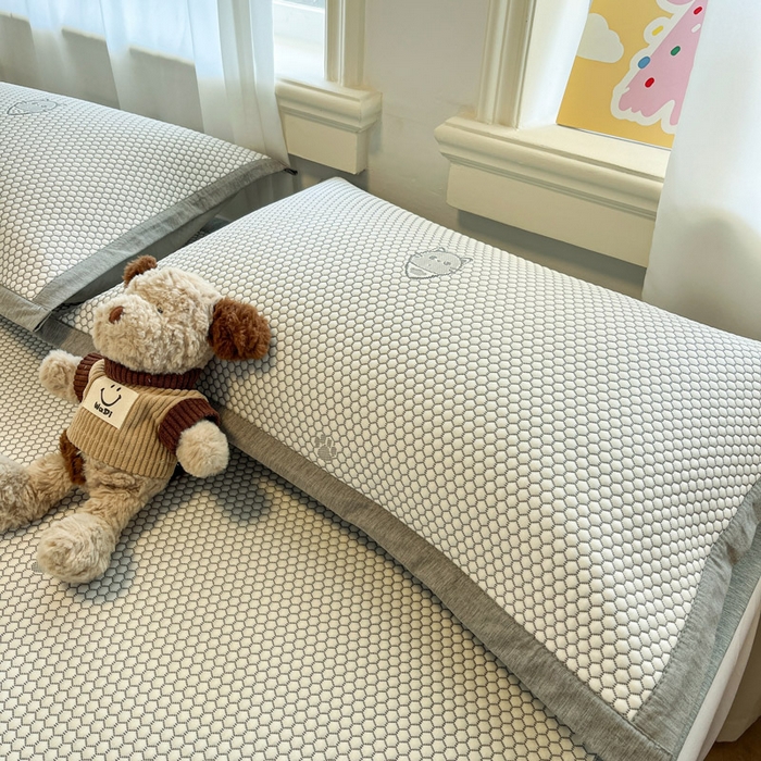 91家纺网 家纺一手货源 找家纺 雅居纺家纺 2026新款A类加厚三明治底提花小清新凉感席床单款凉席席子 领结小猫