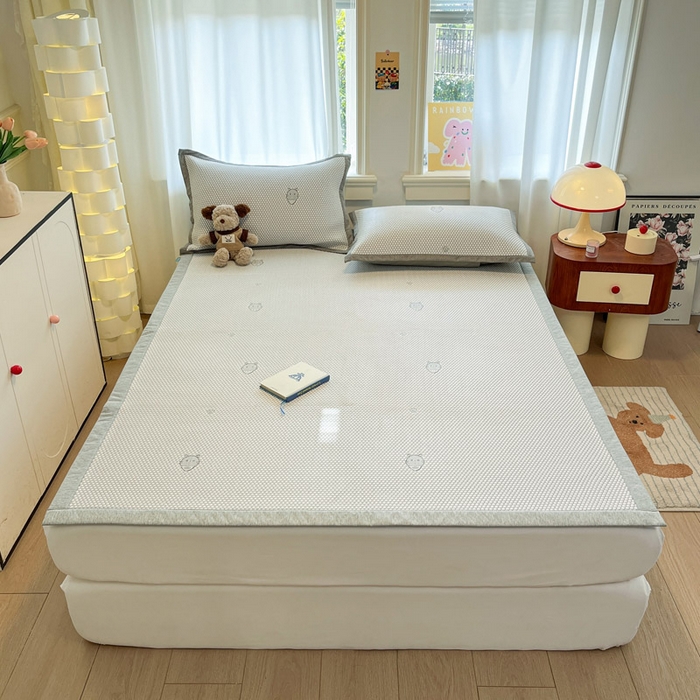 91家纺网 家纺一手货源 找家纺 雅居纺家纺 2026新款A类加厚三明治底提花小清新凉感席床单款凉席席子 领结小猫