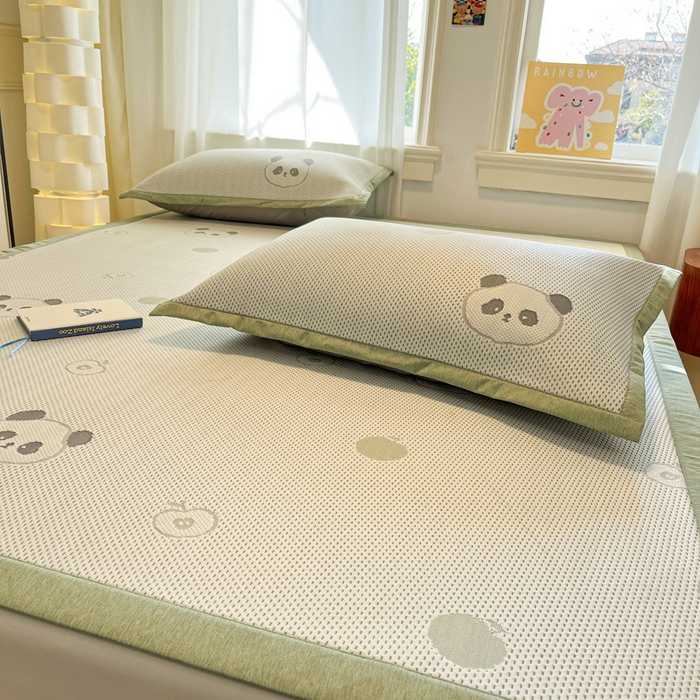 91家纺网 家纺一手货源 找家纺 雅居纺家纺 2026新款A类加厚三明治底提花小清新凉感席床单款凉席席子 平安熊猫