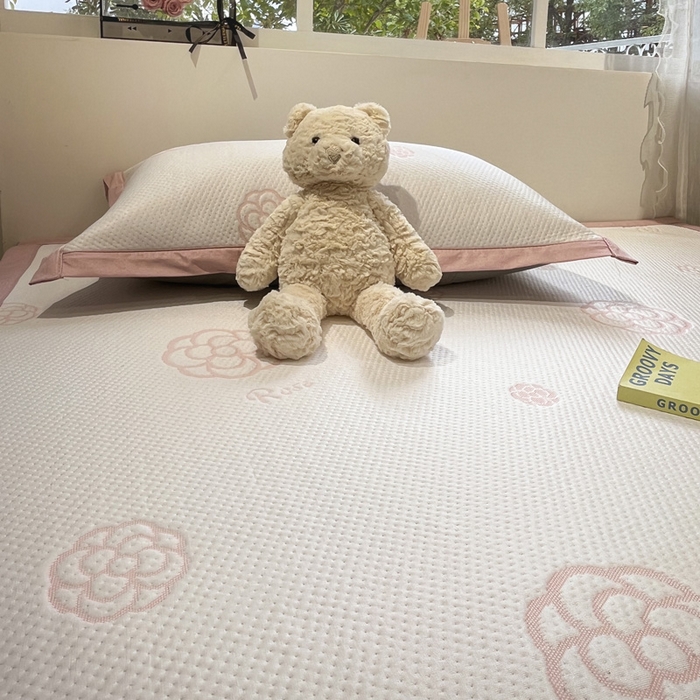 91家纺网 家纺一手货源 找家纺 雅居纺家纺 2026新款A类加厚三明治底提花小清新凉感席床单款凉席席子 山茶花