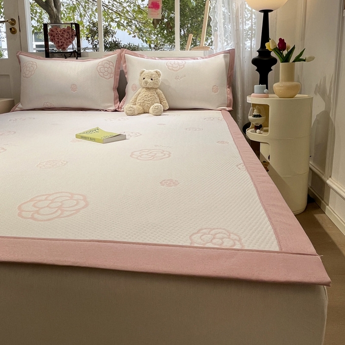 91家纺网 家纺一手货源 找家纺 雅居纺家纺 2026新款A类加厚三明治底提花小清新凉感席床单款凉席席子 山茶花