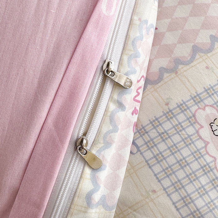 91家纺网 家纺一手货源 找家纺 宇彬家纺 2026直播新款13070全棉纯棉印花单双人被套喷气小清新简约热款学生被罩 哈基咪