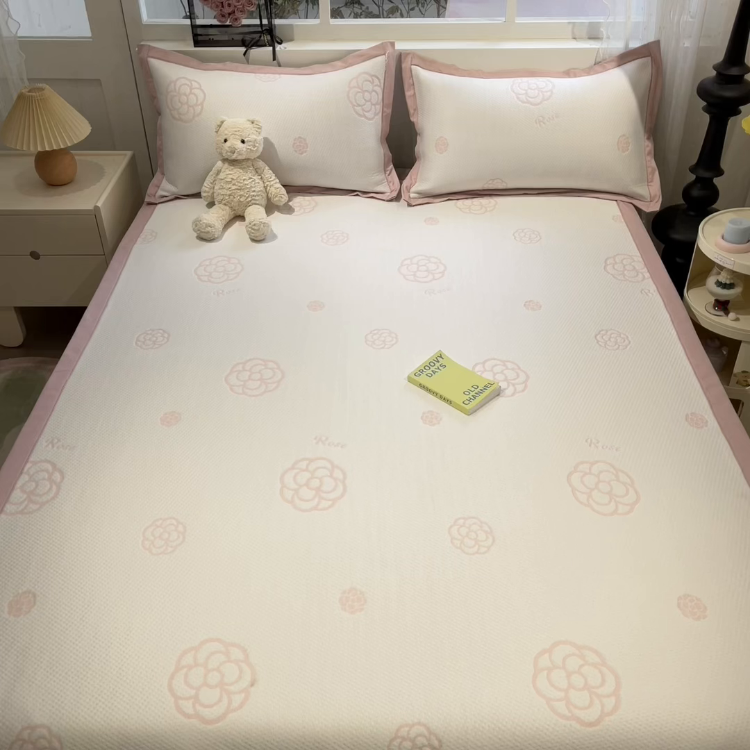 91家纺网 家纺一手货源 找家纺 雅居纺家纺 2026新款A类加厚三明治底提花小清新凉感席床单款凉席席子 山茶花