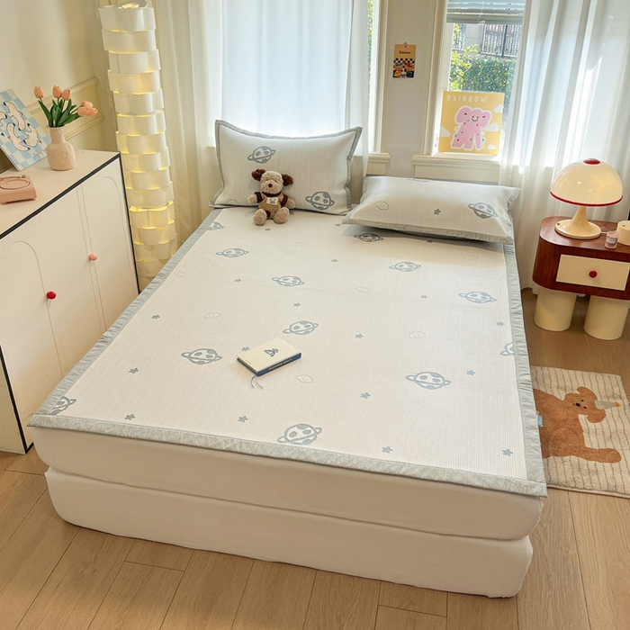 91家纺网 家纺一手货源 找家纺 雅居纺家纺 2026新款A类加厚三明治底提花小清新凉感席床单款凉席席子 太空星球