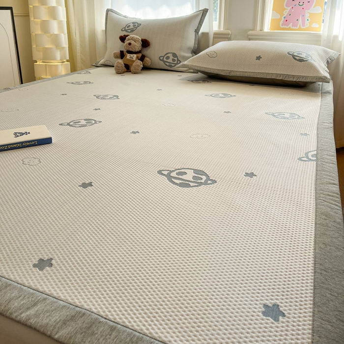 91家纺网 家纺一手货源 找家纺 雅居纺家纺 2026新款A类加厚三明治底提花小清新凉感席床单款凉席席子 太空星球