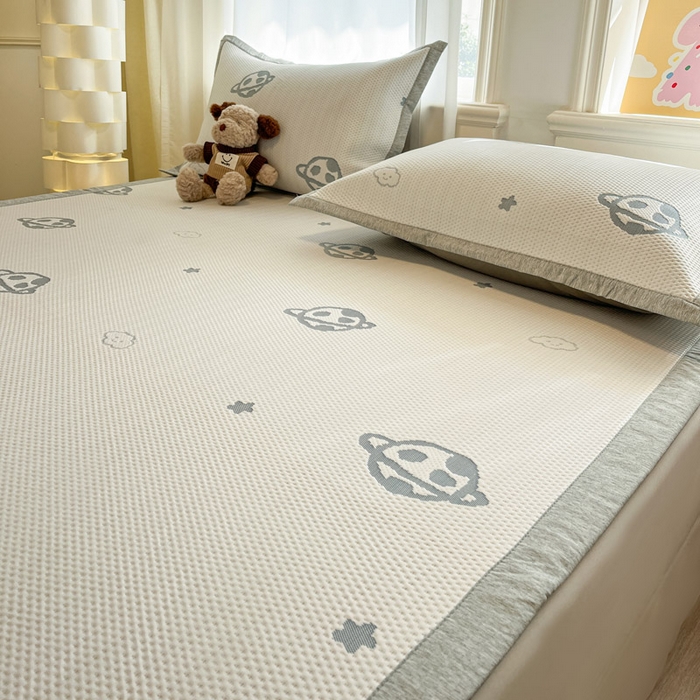 91家纺网 家纺一手货源 找家纺 雅居纺家纺 2026新款A类加厚三明治底提花小清新凉感席床单款凉席席子 太空星球