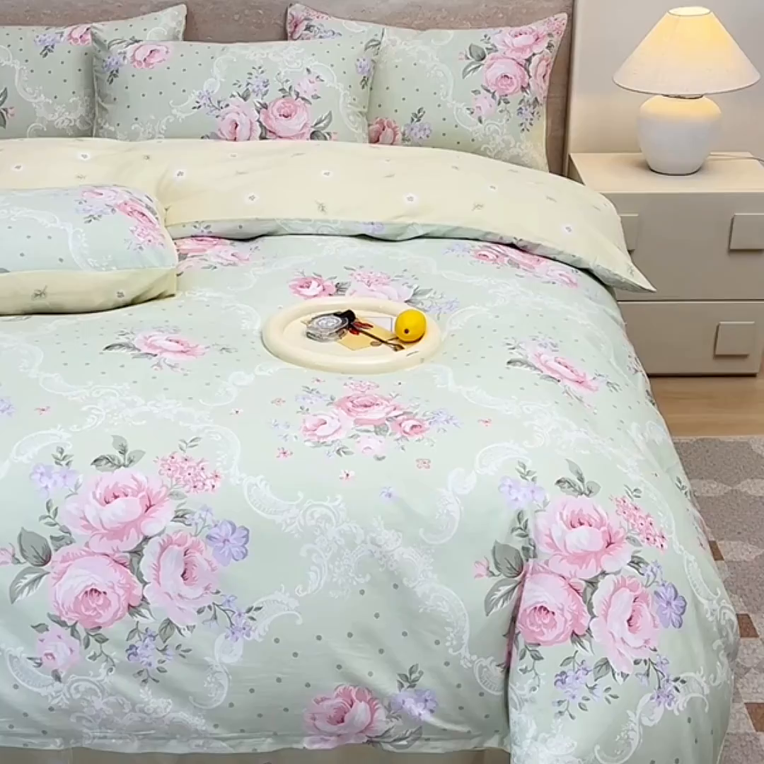 91家纺网 家纺一手货源 找家纺 宇彬家纺 2026直播新款13070全棉纯棉印花单双人被套喷气小清新简约热款学生被罩 米绿韵粉黛