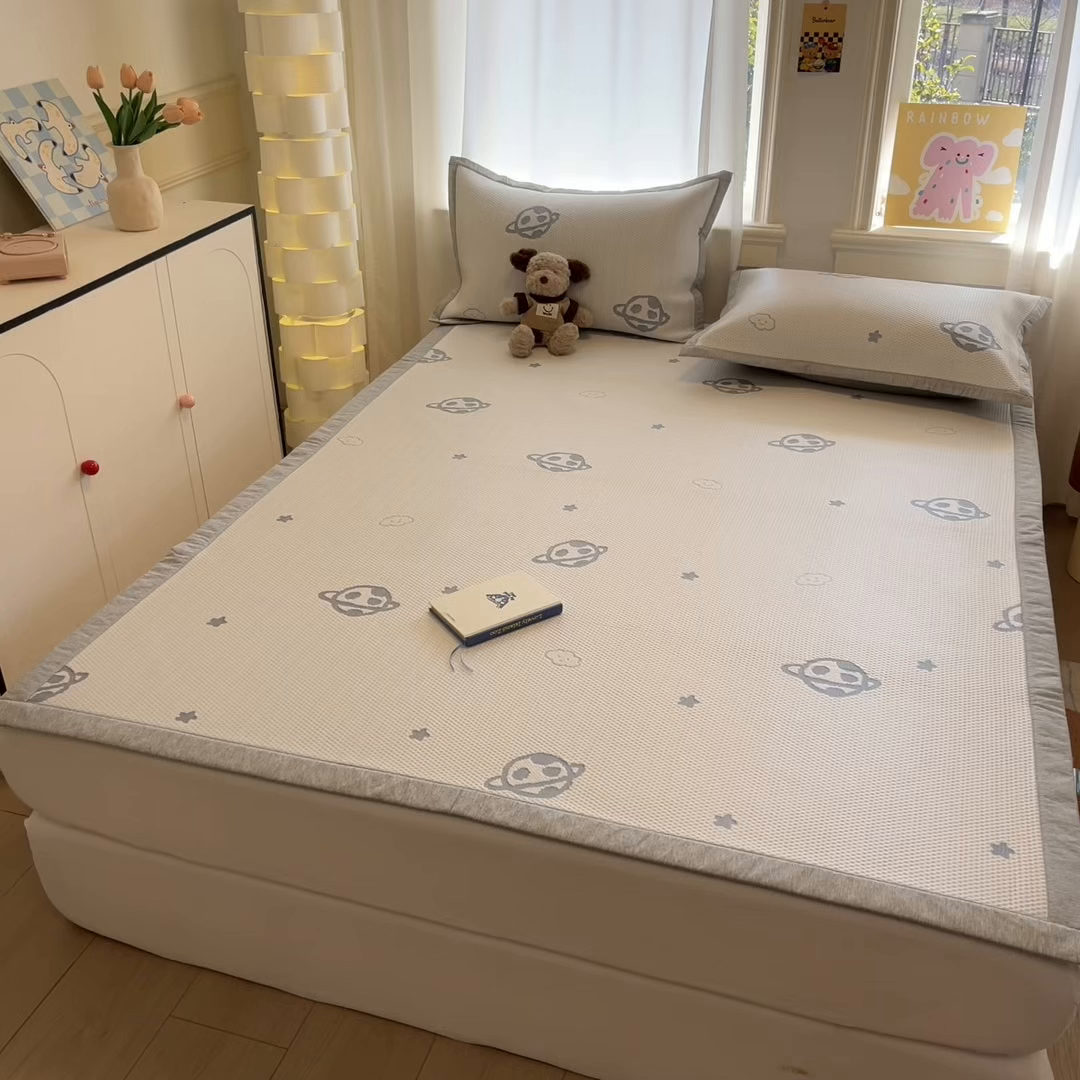 91家纺网 家纺一手货源 找家纺 雅居纺家纺 2026新款A类加厚三明治底提花小清新凉感席床单款凉席席子 太空星球