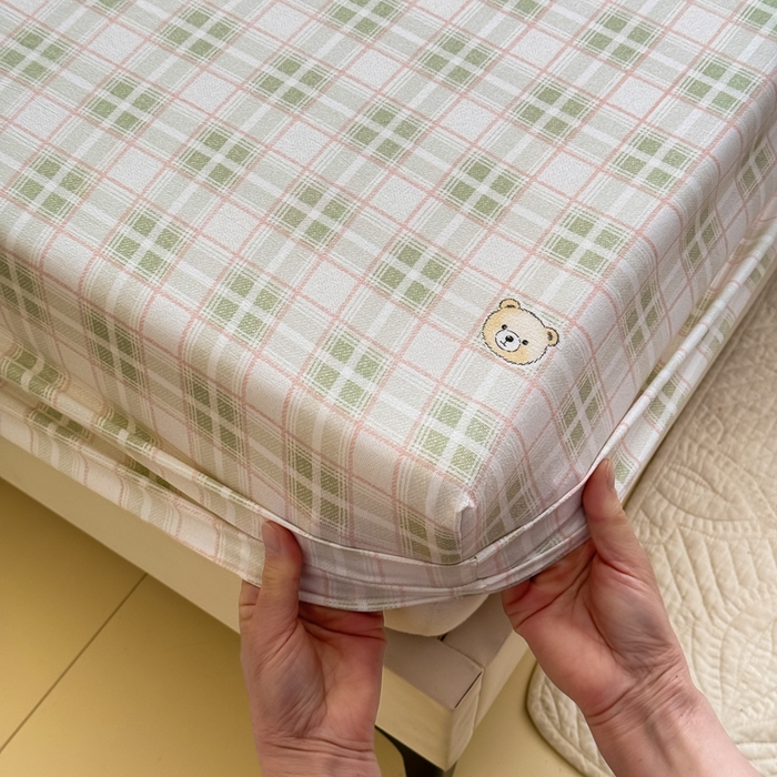 91家纺网 家纺一手货源 找家纺 爱多多家居 2026新款针织棉双层纱床笠 床笠三件套  床笠-格子熊