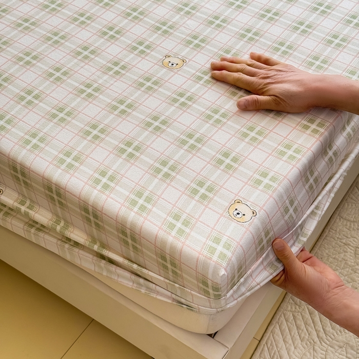 91家纺网 家纺一手货源 找家纺 爱多多家居 2026新款针织棉双层纱床笠 床笠三件套  床笠-格子熊