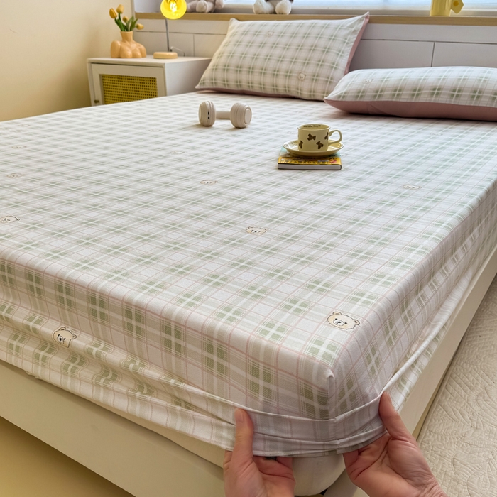 91家纺网 家纺一手货源 找家纺 爱多多家居 2026新款针织棉双层纱床笠 床笠三件套  床笠-格子熊