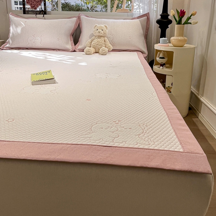 91家纺网 家纺一手货源 找家纺 雅居纺家纺 2026新款A类加厚三明治底提花小清新凉感席床单款凉席席子 小恐龙-粉