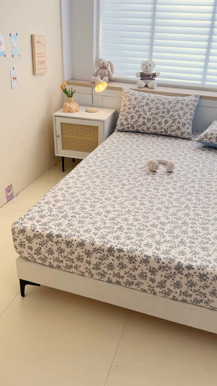 91家纺网 家纺一手货源 找家纺 爱多多家居 2026新款针织棉双层纱床笠 床笠三件套  床笠-花丛灰