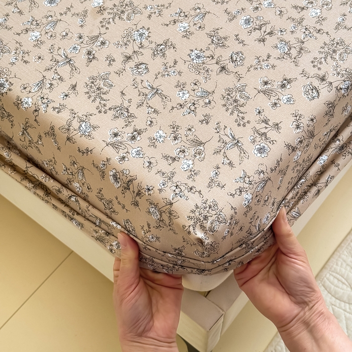 91家纺网 家纺一手货源 找家纺 爱多多家居 2026新款针织棉双层纱床笠 床笠三件套  床笠-花丛咖