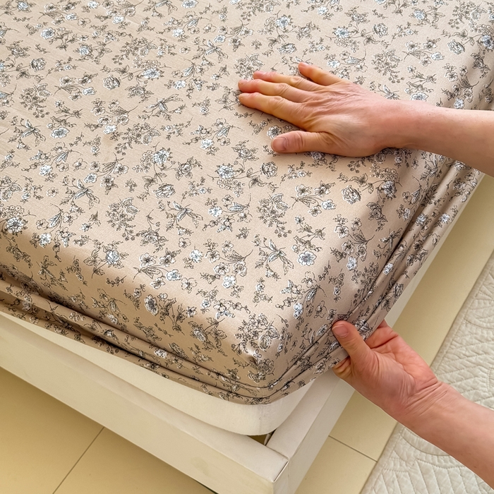 91家纺网 家纺一手货源 找家纺 爱多多家居 2026新款针织棉双层纱床笠 床笠三件套  床笠-花丛咖