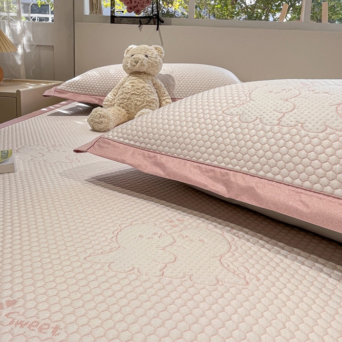 91家纺网 家纺一手货源 找家纺 雅居纺家纺 2026新款A类加厚三明治底提花小清新凉感席床单款凉席席子 小恐龙-粉