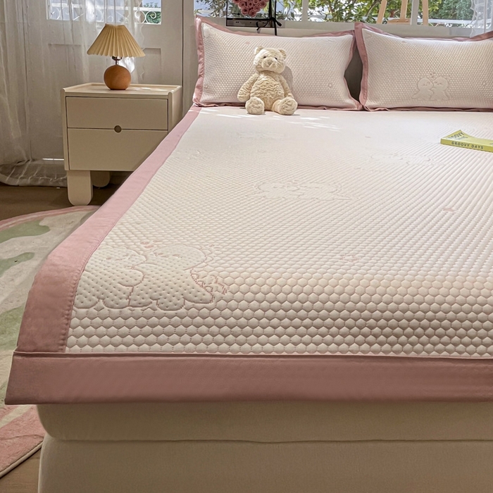 91家纺网 家纺一手货源 找家纺 雅居纺家纺 2026新款A类加厚三明治底提花小清新凉感席床单款凉席席子 小恐龙-粉