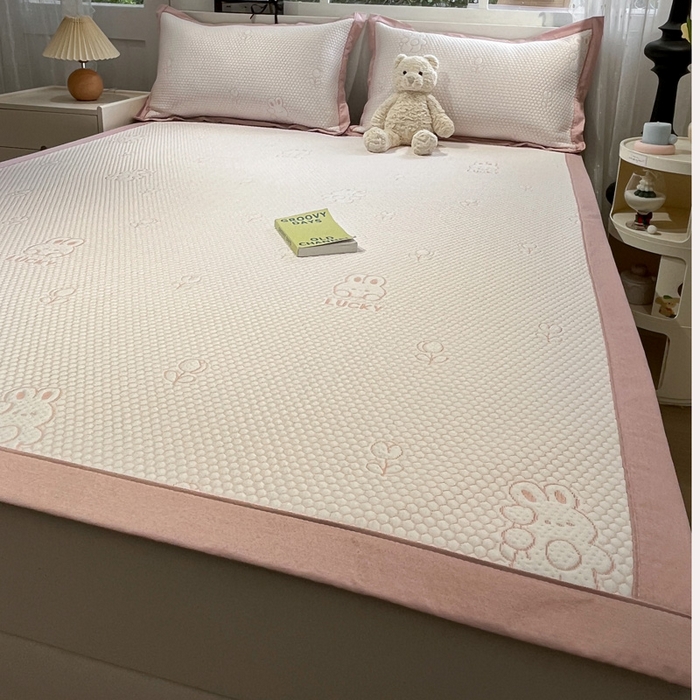 91家纺网 家纺一手货源 找家纺 雅居纺家纺 2026新款A类加厚三明治底提花小清新凉感席床单款凉席席子 小兔郁金香-粉