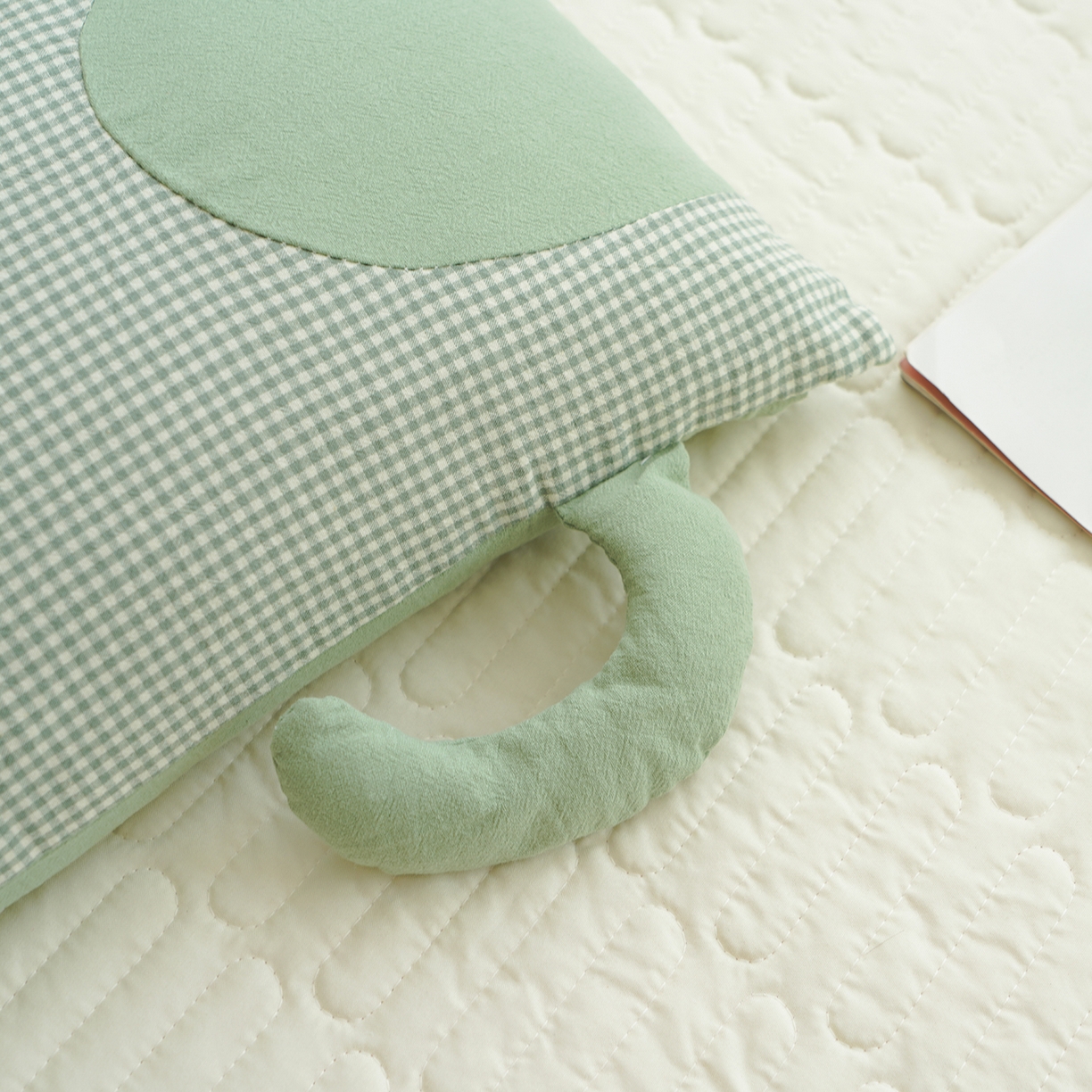 91家纺网 家纺一手货源 找家纺 蔻眠 全棉贴布绣卡通荞麦枕头儿童学生护颈椎枕芯 绿色-小猫