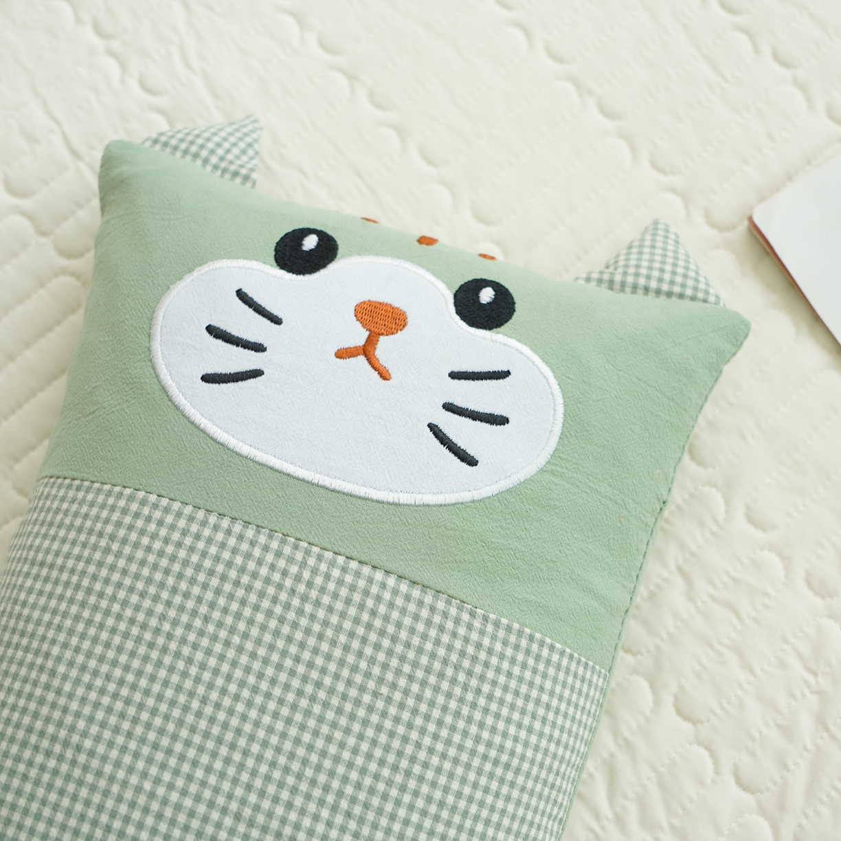 91家纺网 家纺一手货源 找家纺 蔻眠 全棉贴布绣卡通荞麦枕头儿童学生护颈椎枕芯 绿色-小猫