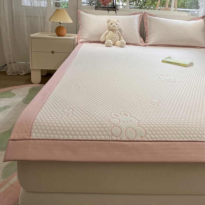 91家纺网 家纺一手货源 找家纺 雅居纺家纺 2026新款A类加厚三明治底提花小清新凉感席床单款凉席席子 小兔郁金香-粉