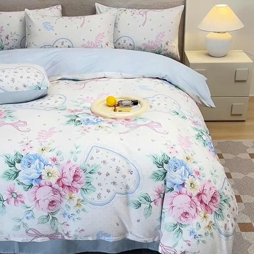 91家纺网 家纺一手货源 找家纺 宇彬家纺 2026直播新款13070全棉纯棉印花单双人被套喷气小清新简约热款学生被罩 粉蓝心韵