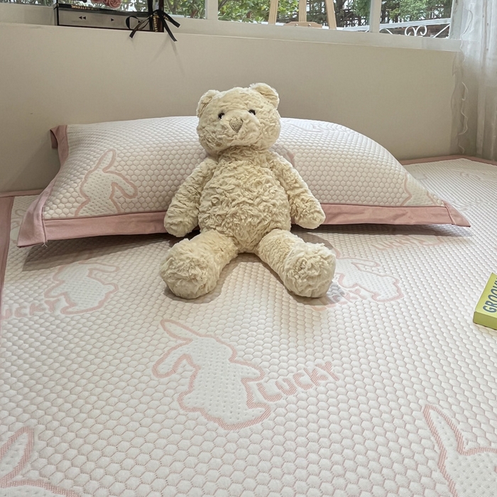 91家纺网 家纺一手货源 找家纺 雅居纺家纺 2026新款A类加厚三明治底提花小清新凉感席床单款凉席席子 小兔子-粉