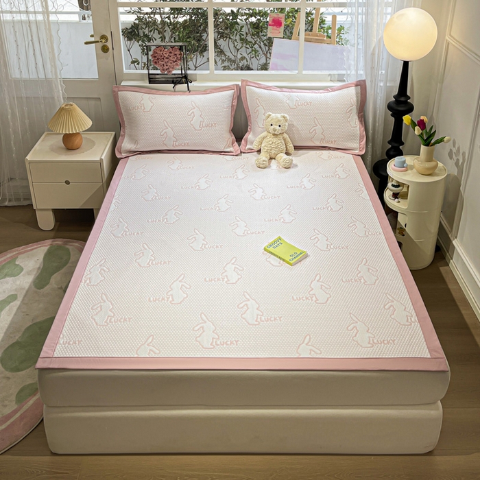 91家纺网 家纺一手货源 找家纺 雅居纺家纺 2026新款A类加厚三明治底提花小清新凉感席床单款凉席席子 小兔子-粉