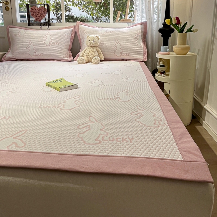 91家纺网 家纺一手货源 找家纺 雅居纺家纺 2026新款A类加厚三明治底提花小清新凉感席床单款凉席席子 小兔子-粉