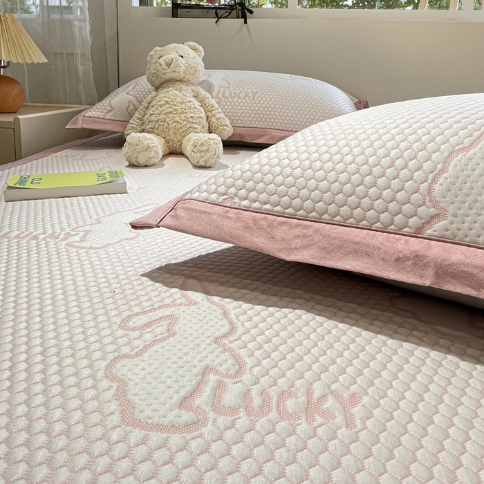 91家纺网 家纺一手货源 找家纺 雅居纺家纺 2026新款A类加厚三明治底提花小清新凉感席床单款凉席席子 小兔子-粉