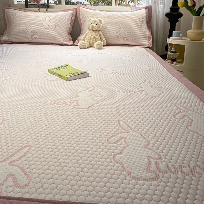 91家纺网 家纺一手货源 找家纺 雅居纺家纺 2026新款A类加厚三明治底提花小清新凉感席床单款凉席席子 小兔子-粉