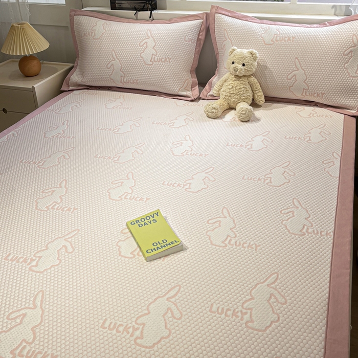 91家纺网 家纺一手货源 找家纺 雅居纺家纺 2026新款A类加厚三明治底提花小清新凉感席床单款凉席席子 小兔子-粉