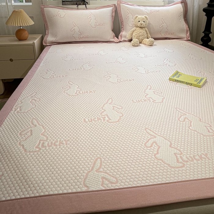 91家纺网 家纺一手货源 找家纺 雅居纺家纺 2026新款A类加厚三明治底提花小清新凉感席床单款凉席席子 小兔子-粉