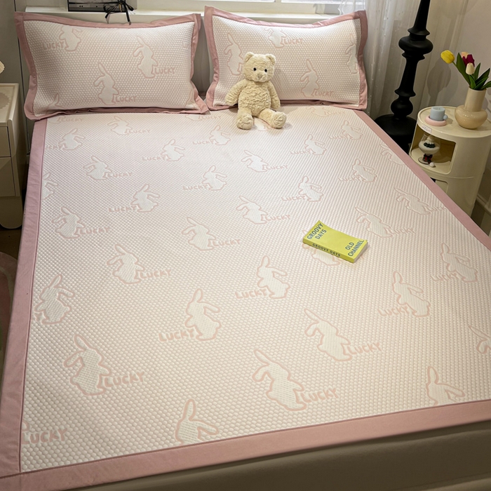 91家纺网 家纺一手货源 找家纺 雅居纺家纺 2026新款A类加厚三明治底提花小清新凉感席床单款凉席席子 小兔子-粉