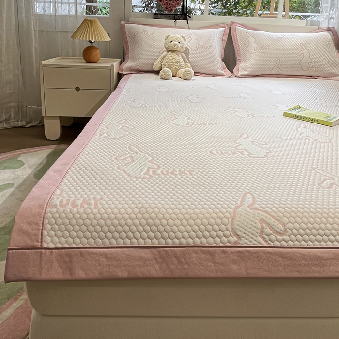 91家纺网 家纺一手货源 找家纺 雅居纺家纺 2026新款A类加厚三明治底提花小清新凉感席床单款凉席席子 小兔子-粉