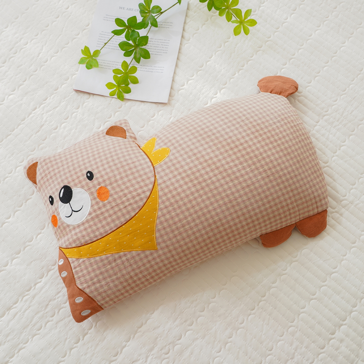 91家纺网 家纺一手货源 找家纺 蔻眠 全棉双层纱刺绣荞麦护颈枕头儿童卡通枕芯 泡芙熊-粉色