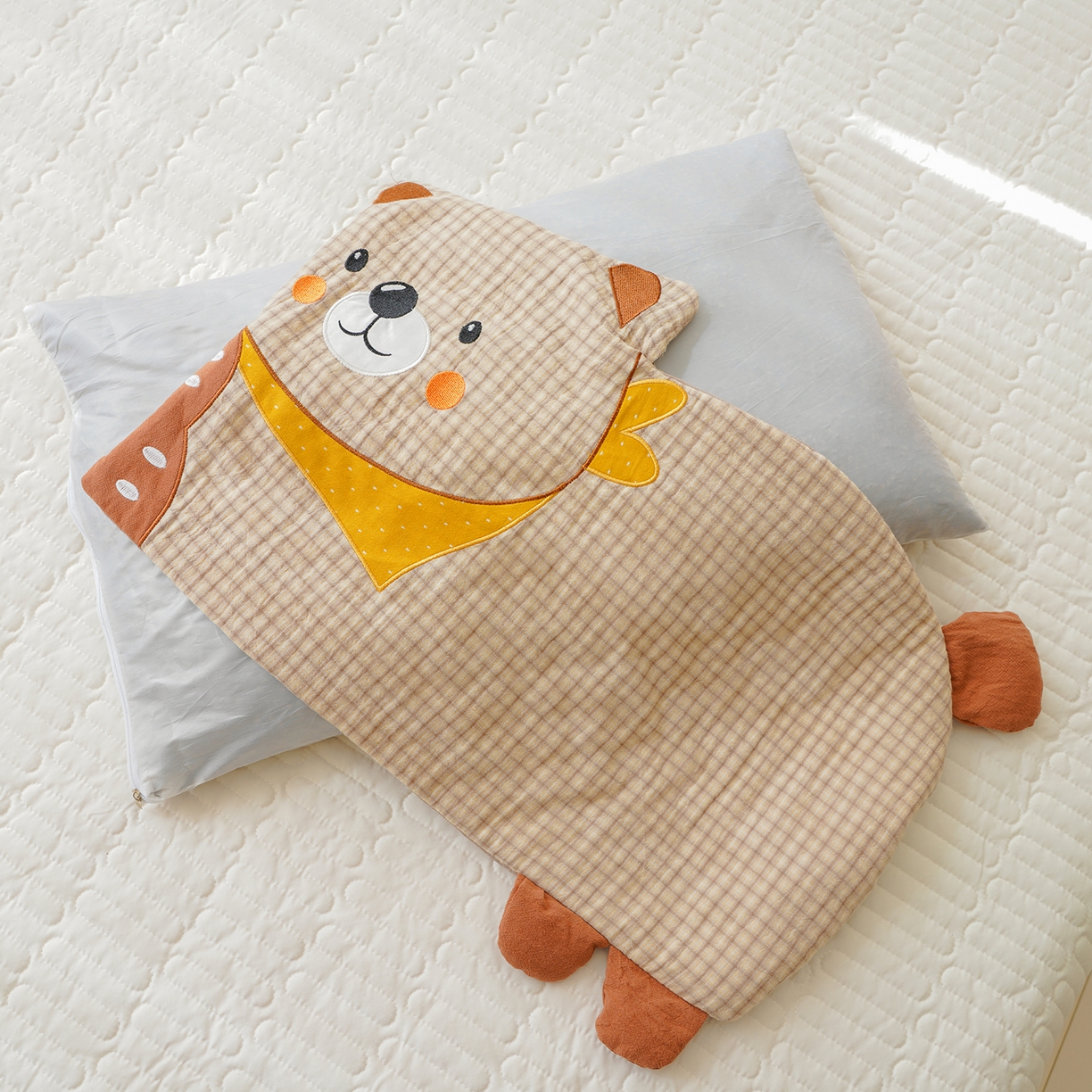 91家纺网 家纺一手货源 找家纺 蔻眠 全棉双层纱刺绣荞麦护颈枕头儿童卡通枕芯 泡芙熊-米色