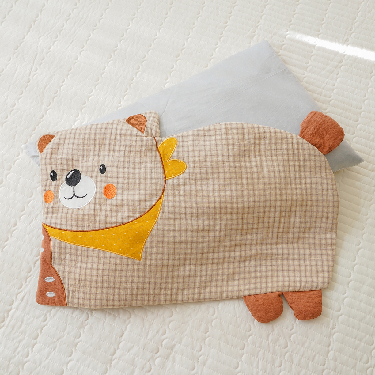 91家纺网 家纺一手货源 找家纺 蔻眠 全棉双层纱刺绣荞麦护颈枕头儿童卡通枕芯 泡芙熊-米色