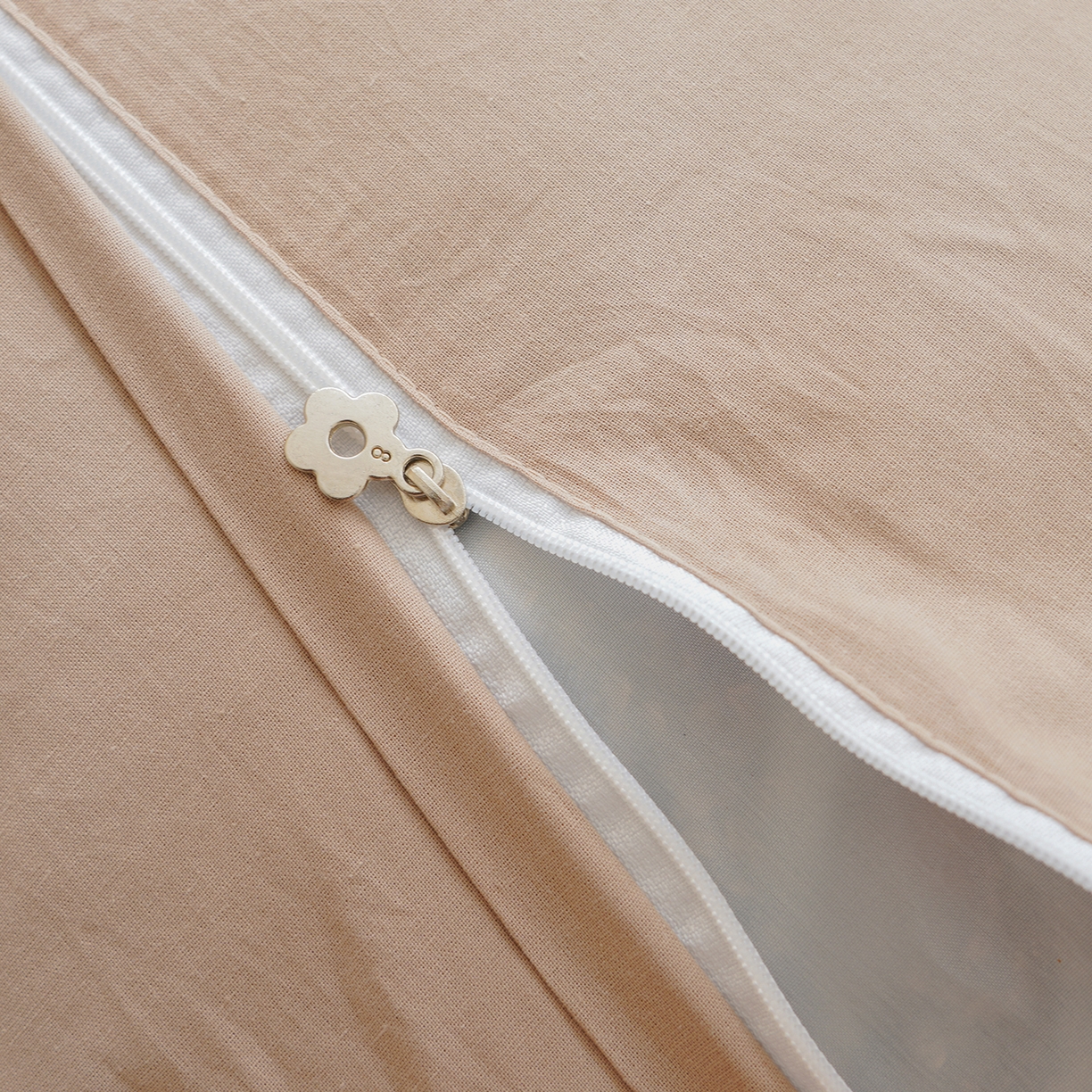 91家纺网 家纺一手货源 找家纺 蔻眠 全棉双层纱刺绣荞麦护颈枕头儿童卡通枕芯 泡芙熊-米色