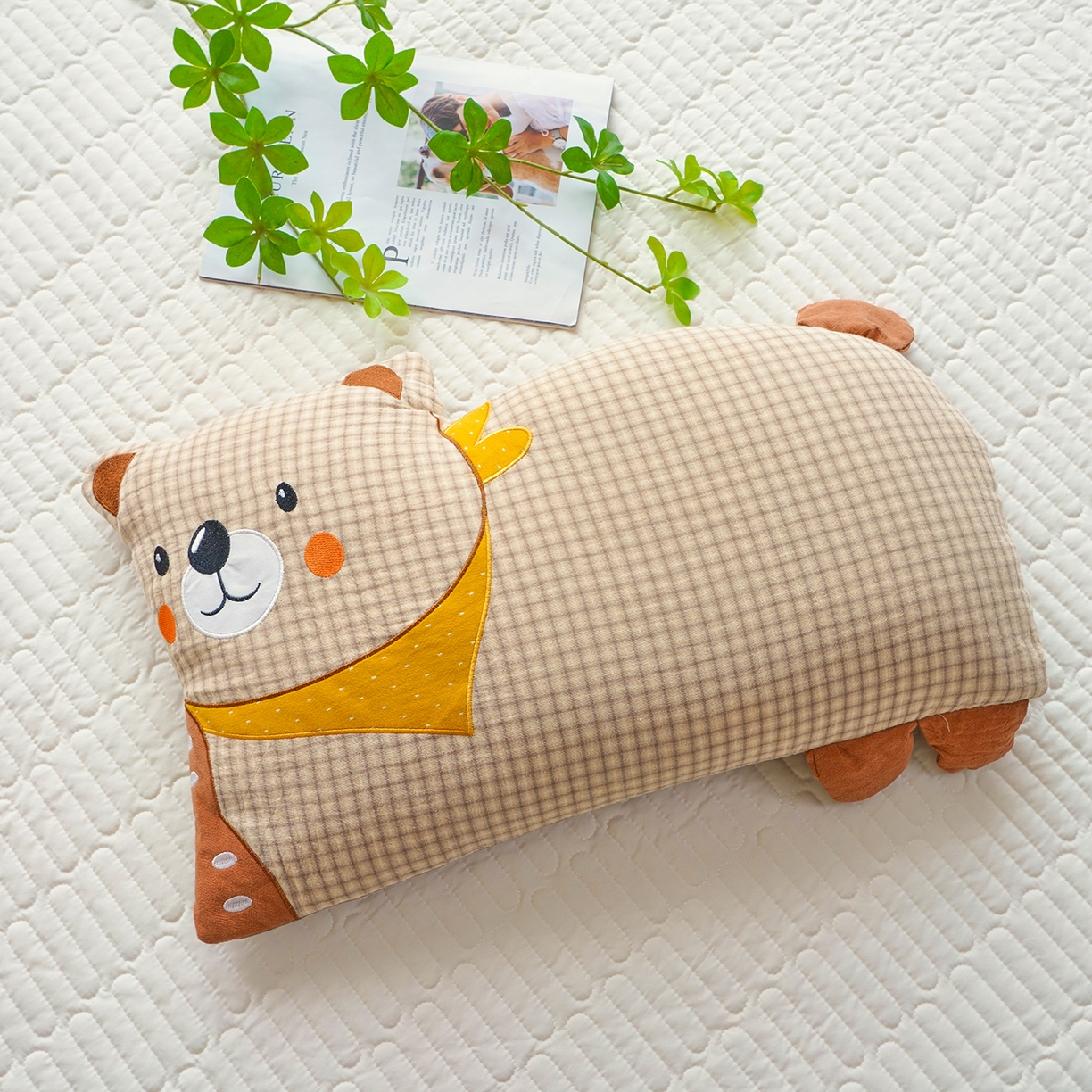 91家纺网 家纺一手货源 找家纺 蔻眠 全棉双层纱刺绣荞麦护颈枕头儿童卡通枕芯 泡芙熊-米色