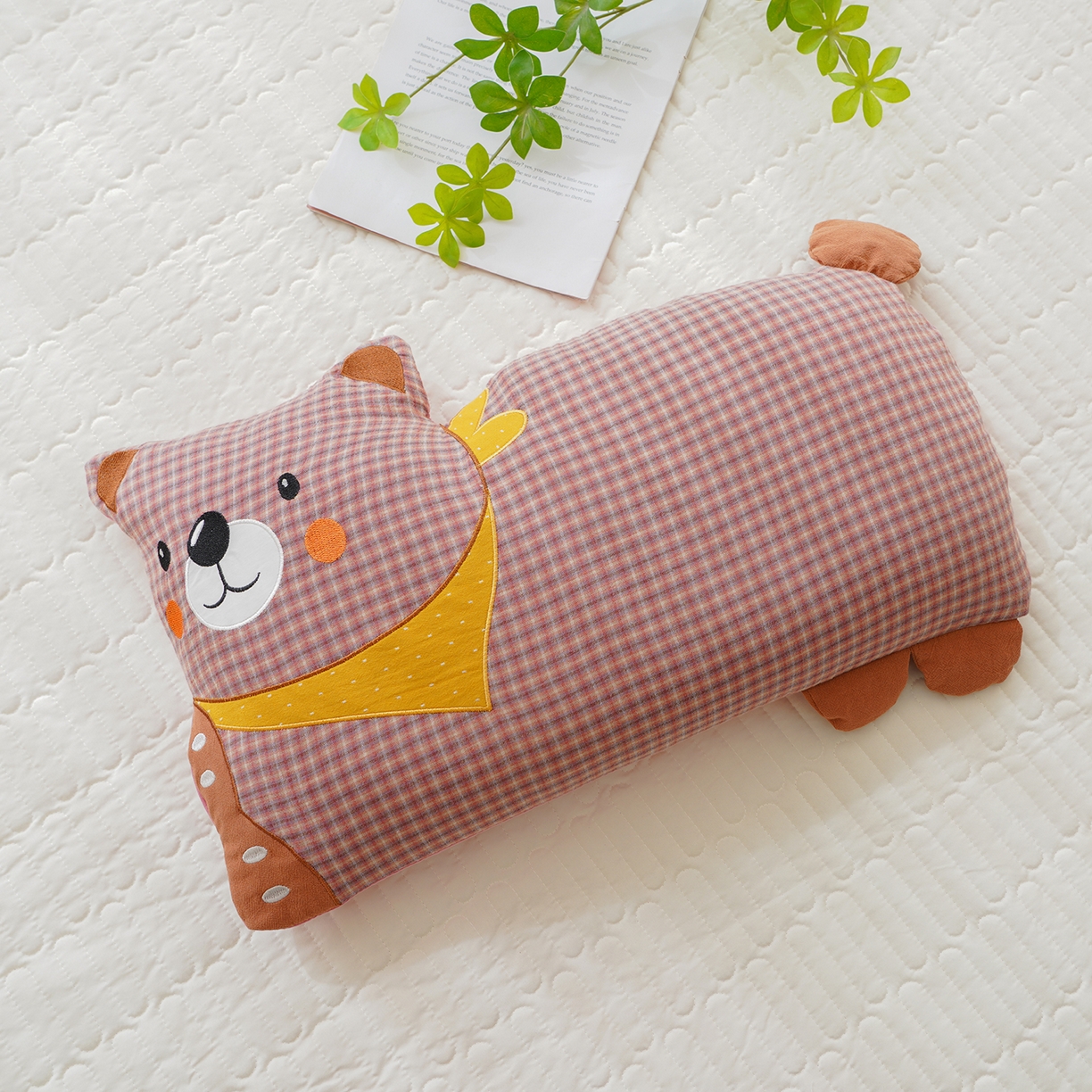 91家纺网 家纺一手货源 找家纺 蔻眠 全棉双层纱刺绣荞麦护颈枕头儿童卡通枕芯 泡芙熊-绯红