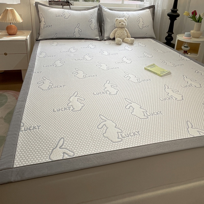 91家纺网 家纺一手货源 找家纺 雅居纺家纺 2026新款A类加厚三明治底提花小清新凉感席床单款凉席席子 小兔子-蓝