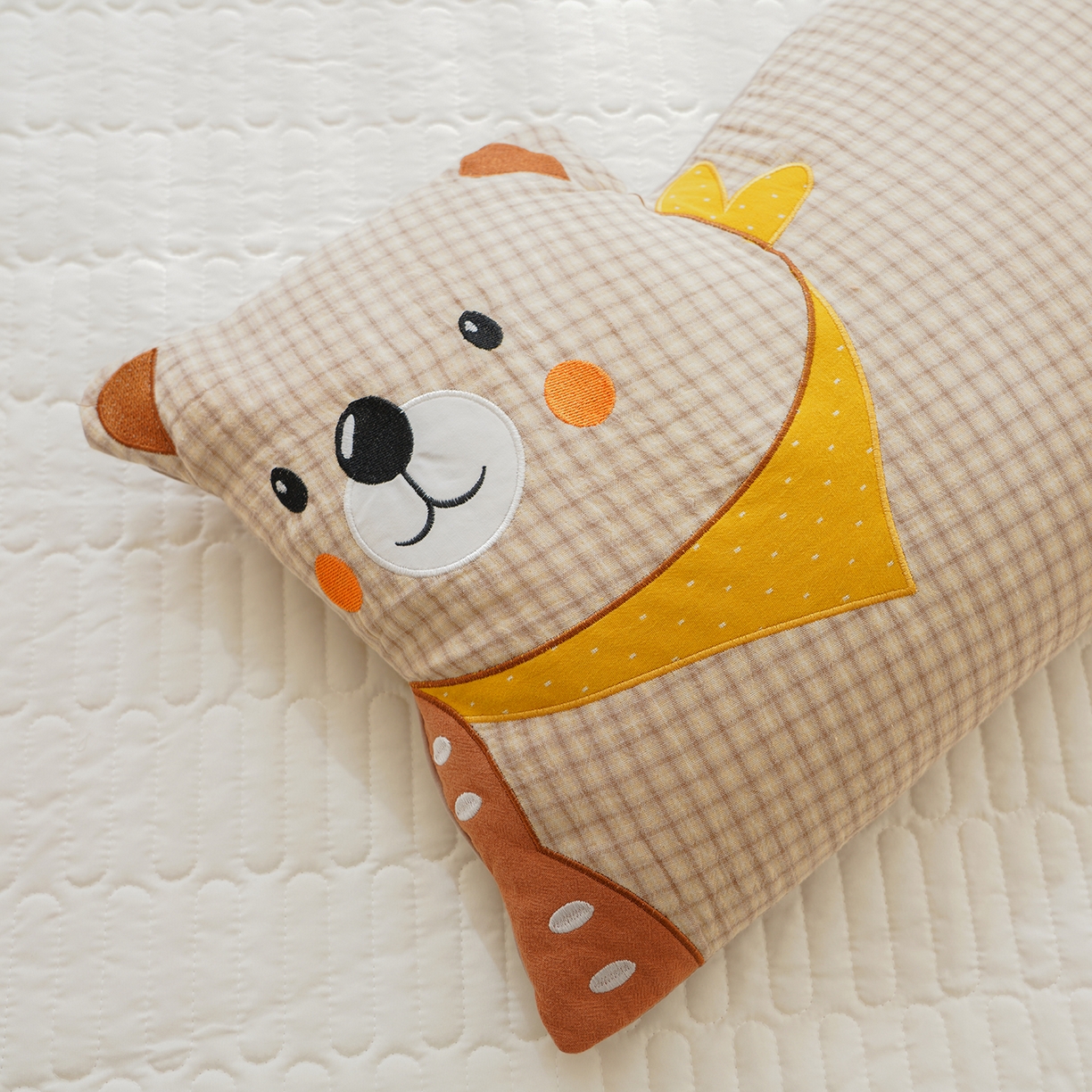 91家纺网 家纺一手货源 找家纺 蔻眠 全棉双层纱刺绣荞麦护颈枕头儿童卡通枕芯 泡芙熊-米色