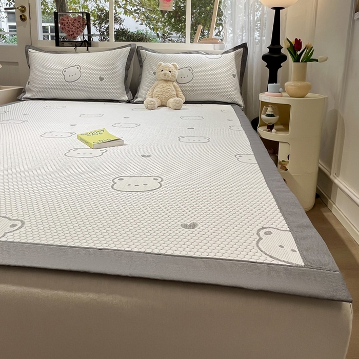 91家纺网 家纺一手货源 找家纺 雅居纺家纺 2026新款A类加厚三明治底提花小清新凉感席床单款凉席席子 小熊熊