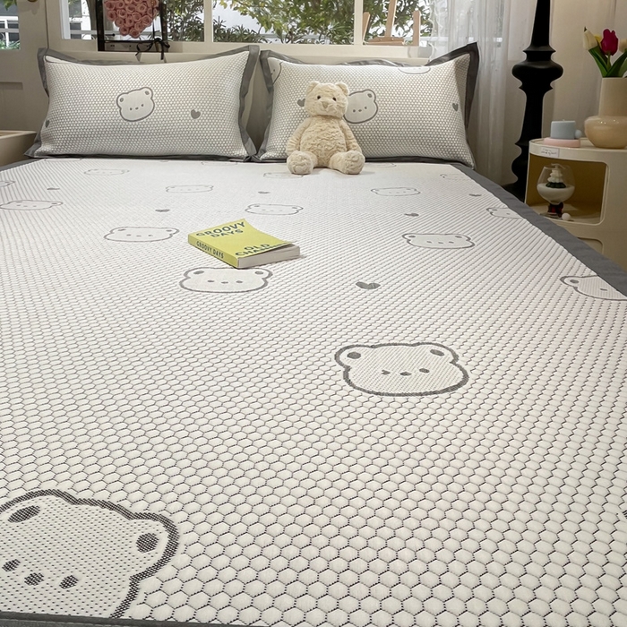 91家纺网 家纺一手货源 找家纺 雅居纺家纺 2026新款A类加厚三明治底提花小清新凉感席床单款凉席席子 小熊熊