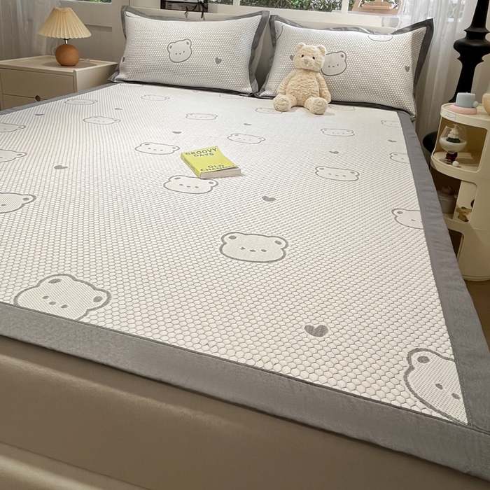 91家纺网 家纺一手货源 找家纺 雅居纺家纺 2026新款A类加厚三明治底提花小清新凉感席床单款凉席席子 小熊熊