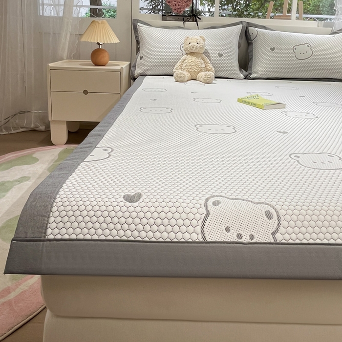 91家纺网 家纺一手货源 找家纺 雅居纺家纺 2026新款A类加厚三明治底提花小清新凉感席床单款凉席席子 小熊熊