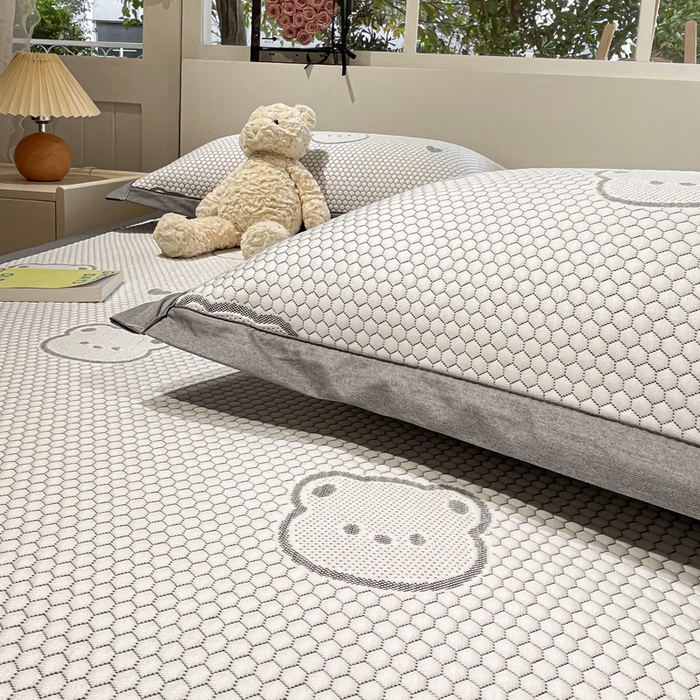 91家纺网 家纺一手货源 找家纺 雅居纺家纺 2026新款A类加厚三明治底提花小清新凉感席床单款凉席席子 小熊熊