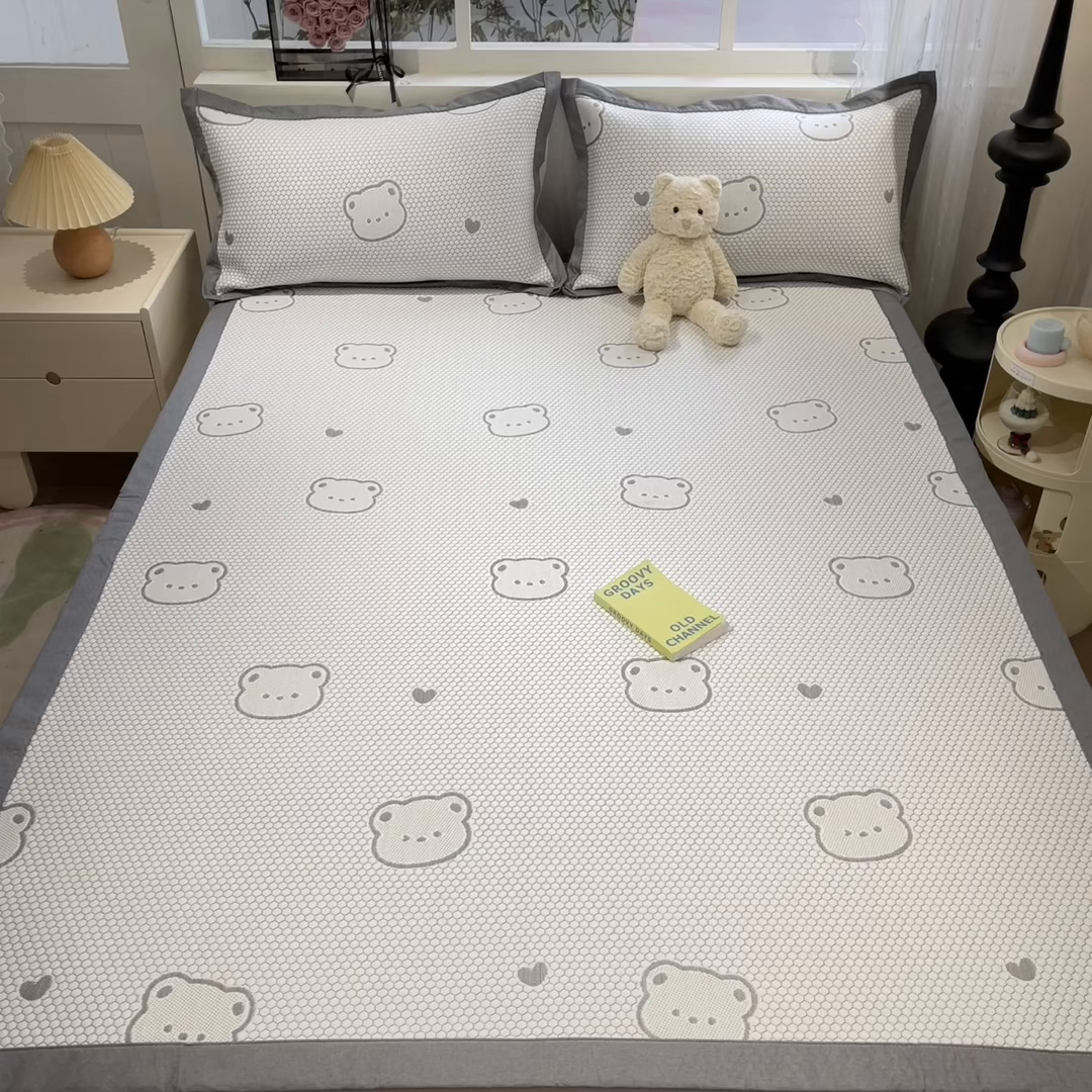 91家纺网 家纺一手货源 找家纺 雅居纺家纺 2026新款A类加厚三明治底提花小清新凉感席床单款凉席席子 小熊熊