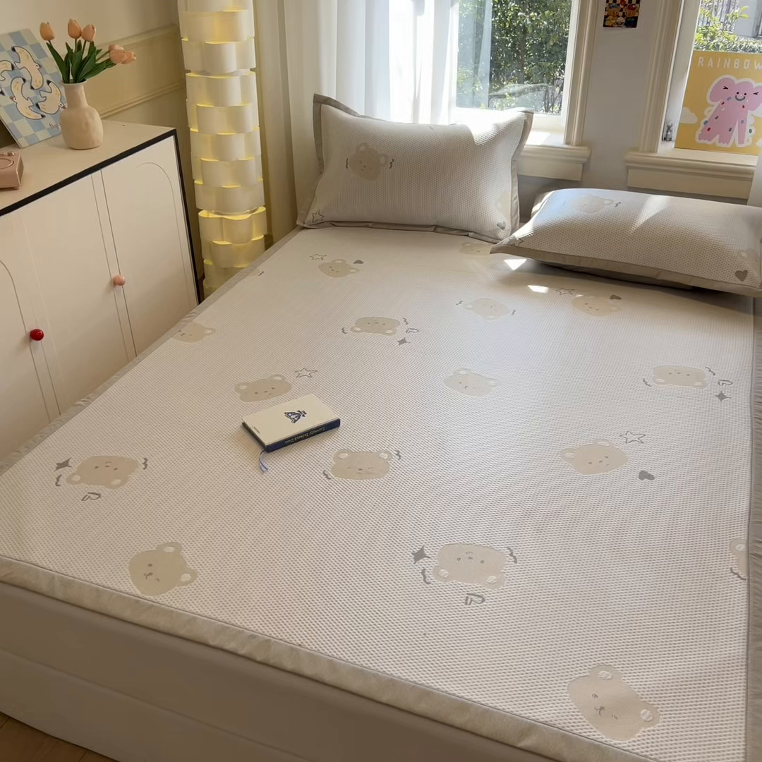 91家纺网 家纺一手货源 找家纺 雅居纺家纺 2026新款A类加厚三明治底提花小清新凉感席床单款凉席席子 星星小熊